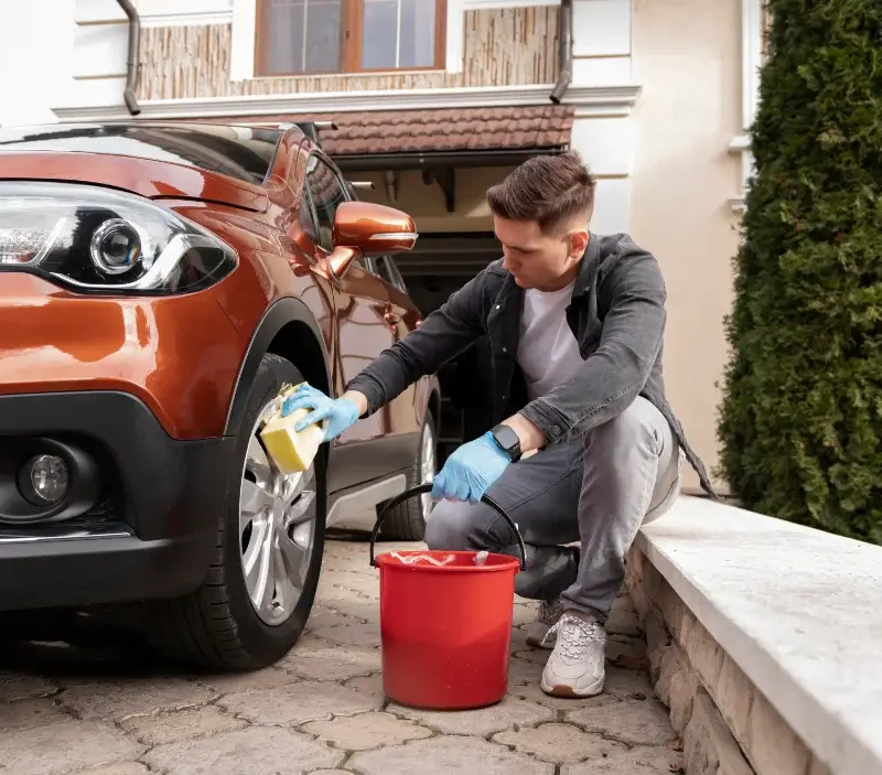 Lavage auto à domicile Rives-en-Seine : professionnel intervenant sur un véhicule